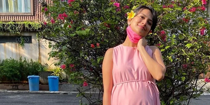 Vanessa Angel Topless Sambil Perlihatkan Bare Baby Bump di Pemotretan Terbaru