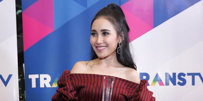 Viral Kue Kekiniannya Disebut Jamuran, Bisnis Ayu Ting Ting Tetap Lancar