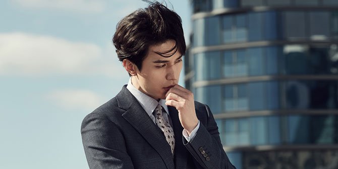  Wajah Ganteng  Lee Dong Wook Serius di Pembacaan Naskah 