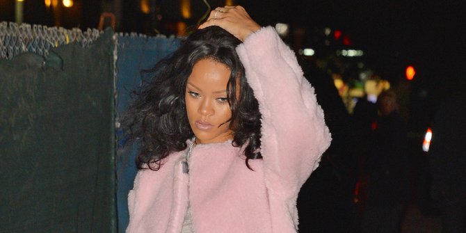 Wajah Pucat Baju Aneh Rihanna Makin Mirip Orang Susah 