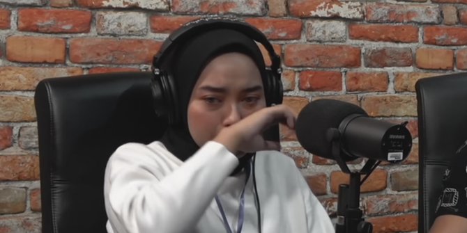 Youtuber Indira Kalistha Nangis Cerita Tentang Orang Tuanya Yang Ikut