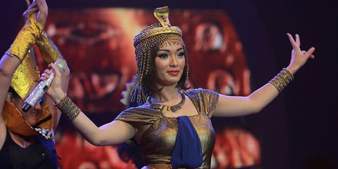 Zaskia Gotik: Si 'R' Hanya Teman - KapanLagi.com