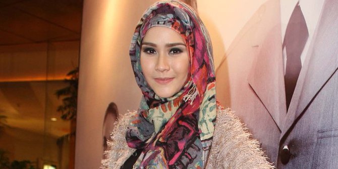  Zaskia Mecca Hanung Seksi Saat Bekerja KapanLagi com