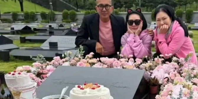 Ziarah ke Makam Barbie Hsu di Hari Ulang Tahun, Koo Jun Yup dan Keluarga Bikin Fans Terharu