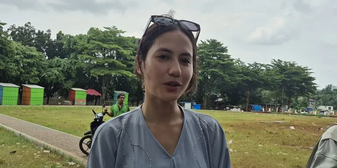 Ziarah ke Makam Vidi Aldiano, Pevita Pearce Kenang Momen Makan Siang Terakhir