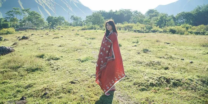 10 Penggalan Lirik Terbaik Isyana Sarasvati Untuk Foto Instagram