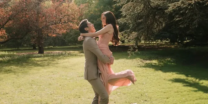 10 Potret El Rumi dan Syifa Hadju Prewedding Estetik di Kebun Raya London