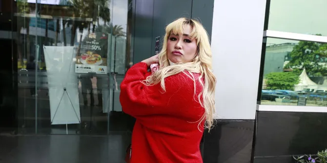 10 Potret Pinkan Mambo Live TikTok, Nyanyi Bareng Suami yang Didandani Princess - Full Saweran
