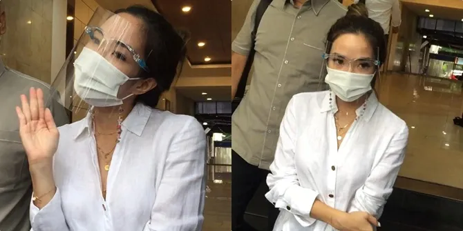 12 Foto Gisella Anastasia Kembali Wajib Lapor ke Polda, Tak Lagi Canggung Sempat Tersenyum dan Lambaikan Tangan ke Awak Media