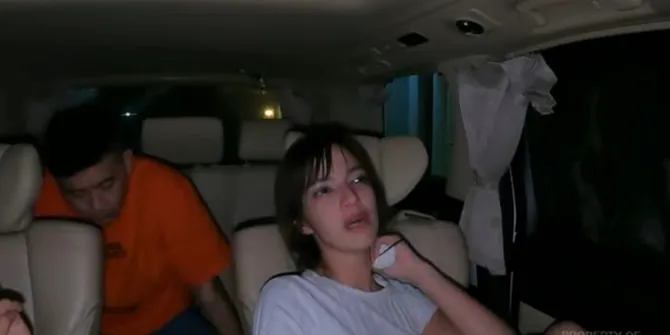 15 FOTO Tangis Pilu Nia Ramadhani Usai Jadi Host Tik Tok Awards, Ungkap Alasan Mengejutkan - Anggap Permalukan Diri Sendiri