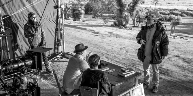 6 Foto Adegan 'MANK', Film Hitam Putih Garapan David Fincher, Digadang Masuk Oscar 2021