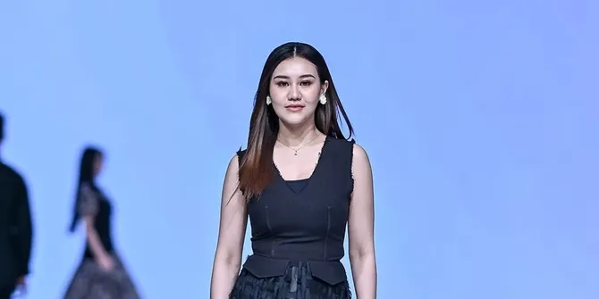 7 Potret Aaliyah Massaid Jadi Model di JFW 2025, Mama Arash Makin Menyala
