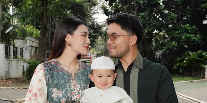 7 Potret Aaliyah Massaid Unboxing THR yang Didapat Arash, Ada yang Ngasih Dollar