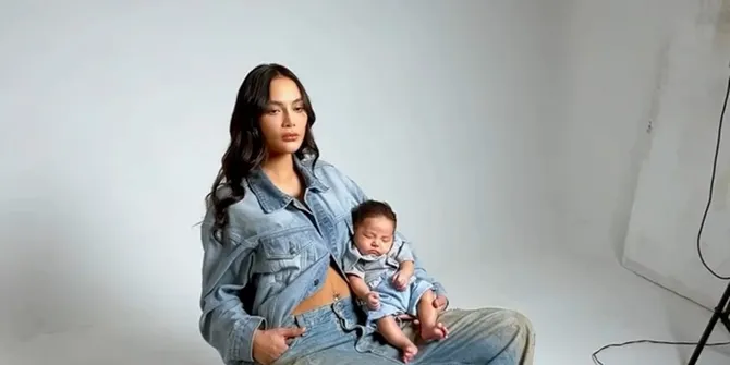 7 Potret Andrew Anak Erika Carlina Dipijat, Terlihat Sangat Menikmati