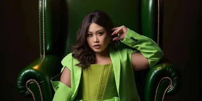 7 Potret Boiyen yang Dipuji Semakin Cantik Sejak Layangkan Gugatan Cerai, Sering Bikin Pangling