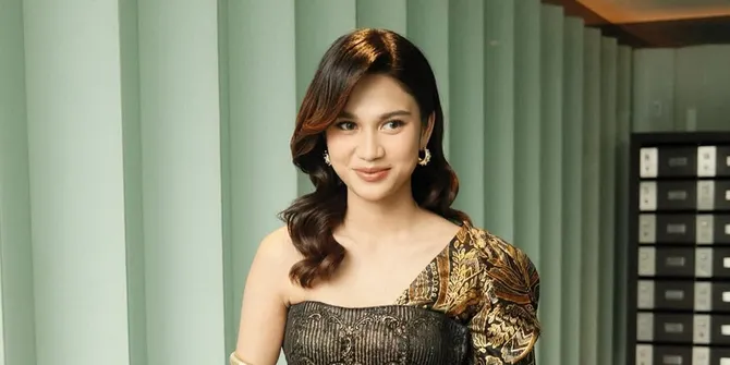 7 Potret Cantik Azizah Salsha Pakai Batik, Pamer Gaya Feminin ala Gadis Jawa