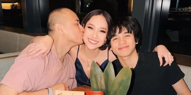 7 Potret Cantik BCL Ultah ke-43, Private Dinner Bareng Suami dan Anak