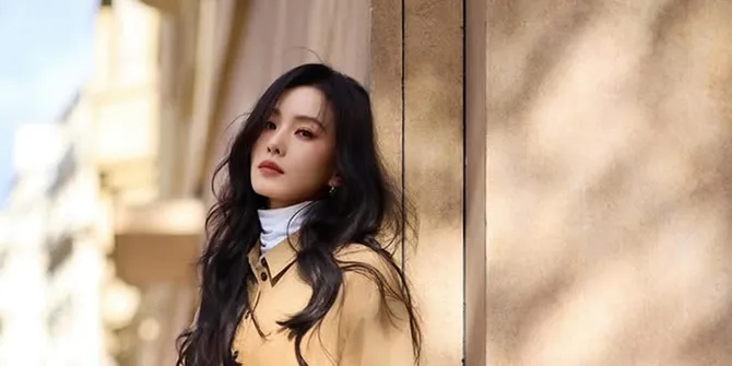 7 Potret Cantik Liu Shishi di Paris Fashion Week 2025, Pamerkan Foto Bareng V BTS