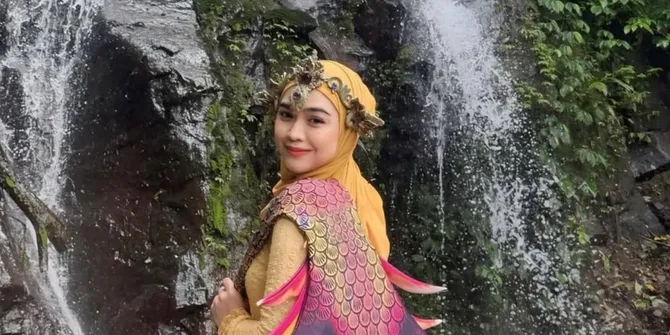7 Potret Cantik Ria Ricis Jadi Mermaid di Air Terjun
