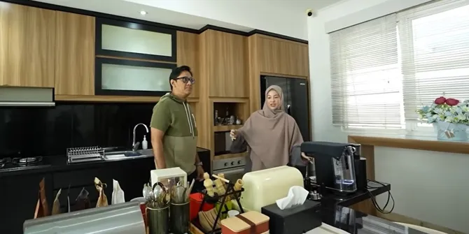 7 Potret Dapur Natasha Risky di Depan Rumah, Minimalis Fungsional Bernuansa Kayu