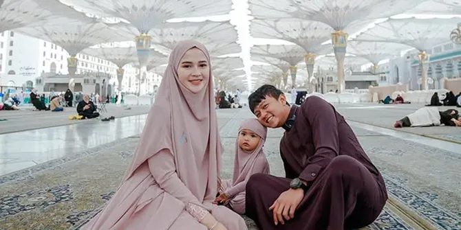 7 Potret Denny Caknan Cukur Gundul Plontos saat Umrah, Pasang Muka Nyengir saat Dicukur