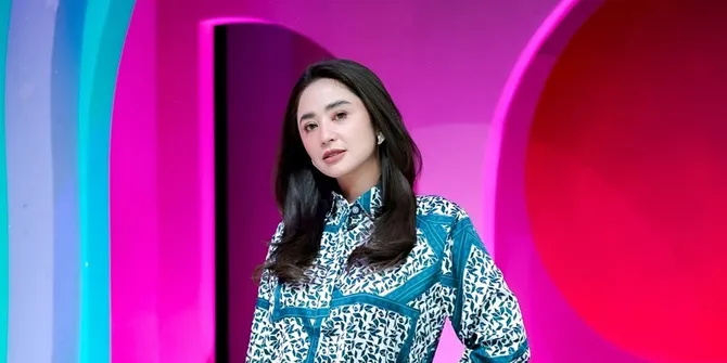 7 Potret Dewi Perssik Bagi-bagi Sembako ke Tetangga Sekitar, Tampil Rendah Hati