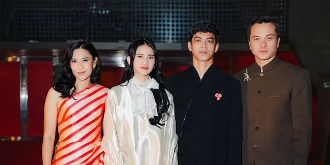 7 Potret Dian Sastrowardoyo dan Leya Princi Foto Bareng Han So Hee di BIFF, Cantiknya Gak Jomplang