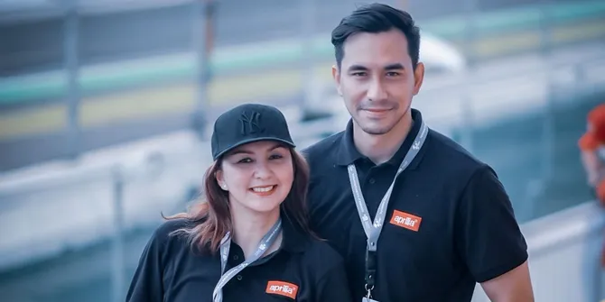 7 Potret Donna Agnesia & Darius Sinathrya Nonton MotoGP Mandalika, Flashback Saat Jadi Presenter Acara Olahraga