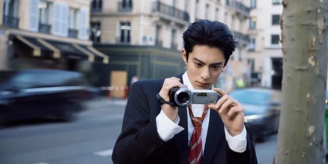 7 Potret Dylan Wang Nangis Haru Setelah Bertemu Kembali dengan Guru SD-nya