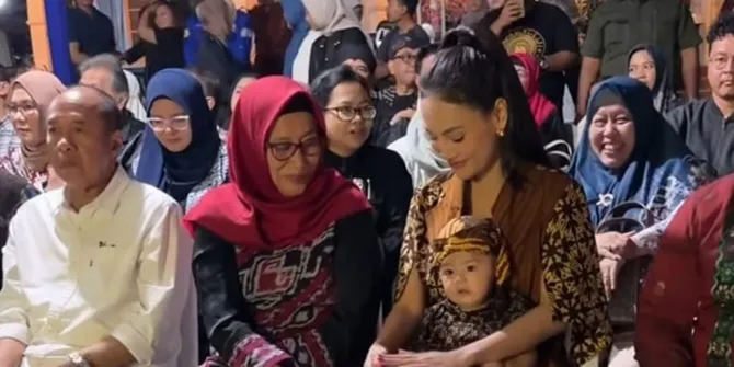 7 Potret Erika Carlina Hadiri HUT Banyumas, Baby Andrew Anteng Digendong Istri Bupati
