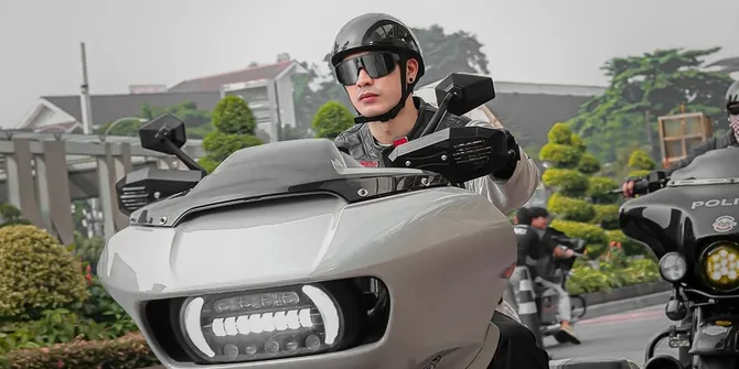 7 Potret Evan Marvino saat Naik Moge, Gaya Motoran Macho Abis