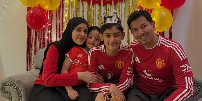 7 Potret Fairuz A Rafiq Rayakan Ultah King Faaz, Bertema MU - Dihadiri Keluarga
