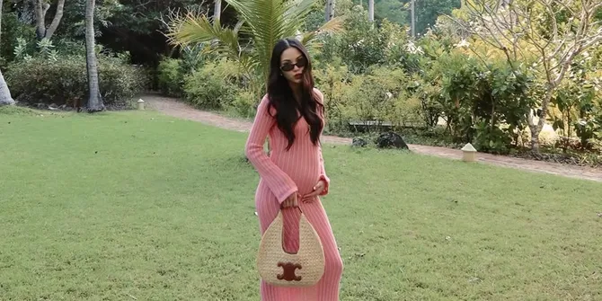7 Potret Gaya Seleb Liburan saat Hamil, Tetap Stylish dengan Baby Bump