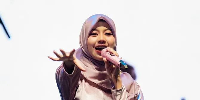 7 Potret Ghea Indrawari Manggung Pakai Hijab, Bikin Pangling - Tapi Tetap Menawan