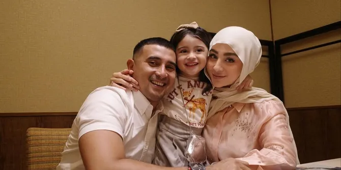 7 Potret Guzel Anak Margin Wieheerm Belajar Sholat, Berdoa Minta Mainan - Liburan ke Jepang"