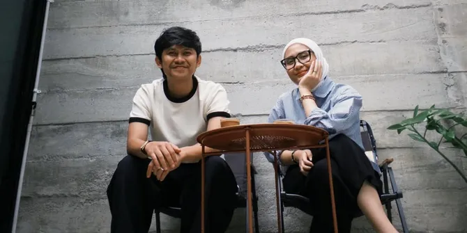 7 Potret Indra Jegel Nongkrong Bareng Istri, Bak ABG Lagi Pacaran