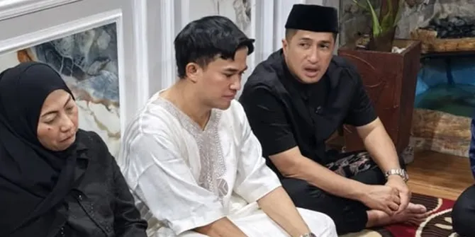 7 Potret Irfan Hakim dan Anwar BAB Ajak Main dan Gendong Anak Kembar Mpok Alpa saat Tahlilan
