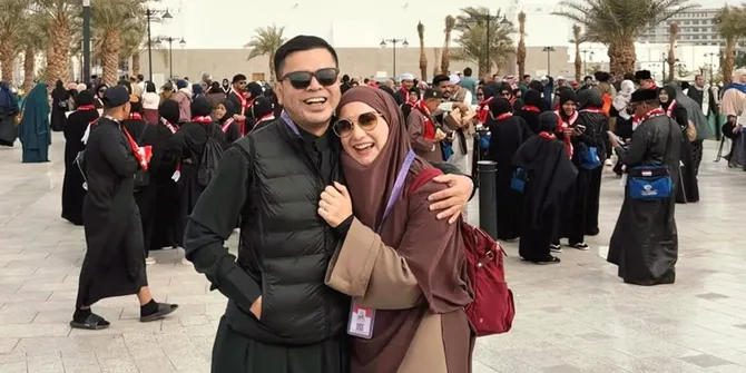 7 Potret Irish Bella dan Haldy Sabri Tampil Sweet Selama Umrah