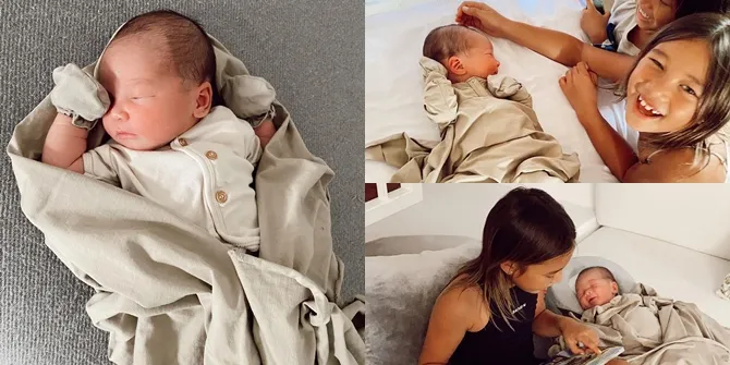 7 Potret Kedekatan Anak Jennifer Bachdim dengan Adik Baru Mereka, Bacakan Buku Cerita - Sudah Berani Gendong