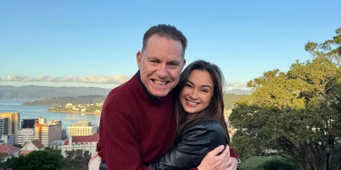 7 Potret Kedekatan Caitlin Halderman dengan Bapaknya yang Asli Orang Belanda - Jarang Tersorot