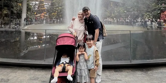 7 Potret Kesha Ratuliu Liburan ke Singapura Bareng Keluarga, Tetap Romantis dengan Suami