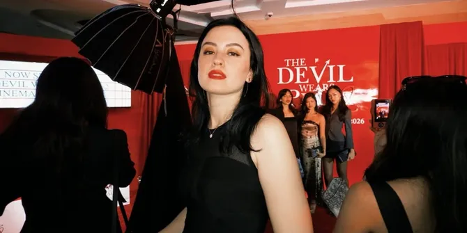 7 Potret Kimberly Ryder di Premiere The Devil Wears Prada 2, Auranya Fashion Queen