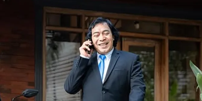 7 Potret Komeng ke Padang Bantu Korban Banjir, Hibur Warga di Pengungsian