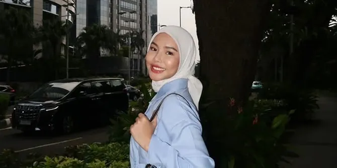 7 Potret Lamaran Dara Arafah, Berlangsung Intim - Dekorasi Dominan Merah Elegan