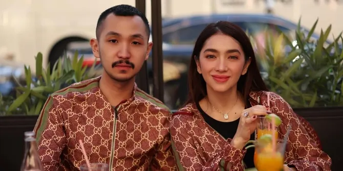 7 Potret Liburan Angel Karamoy ke Paris, Kompak Pakai Busana Couple dengan Gusti Ega