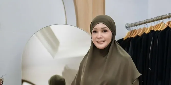 7 Potret Maia Estianty Pakai Berbagai Jenis Gamis Persiapan Umrah, Auranya Bikin Adem