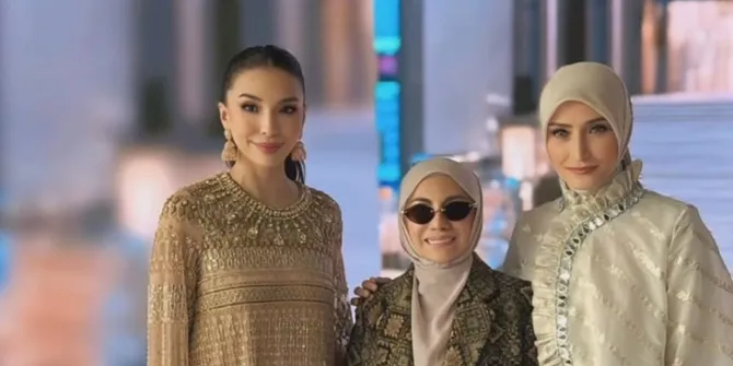 7 Potret Manohara Tampil Elegan di Peragaan Busana Koleksi Terbaru Ivan Gunawan