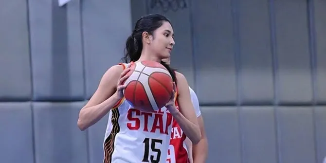 7 Potret Mikha Tambayong Main Basket, Tampil Bak Atlet Bareng Sang Suami
