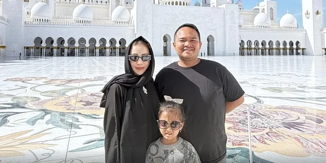 7 Potret Momo Geisha Kunjungi Masjid Sheikh Zayed Abu Dhabi, Pakai Abaya dan Kerudung