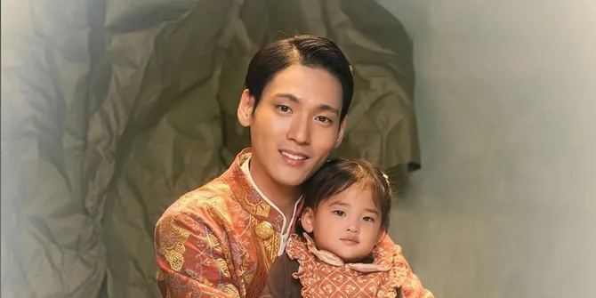 7 Potret Na Daehoon Jadi Mas-Mas Jawa Bareng Tiga Anaknya, Bikin Pangling